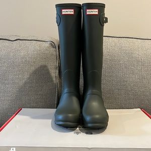Tall Hunter boot never worn in matte olive green